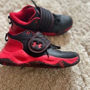 •Under Armour•Red & Black•basketball shoes• Size 2Y